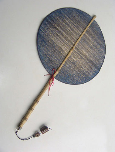 Les éventails portés à la taille